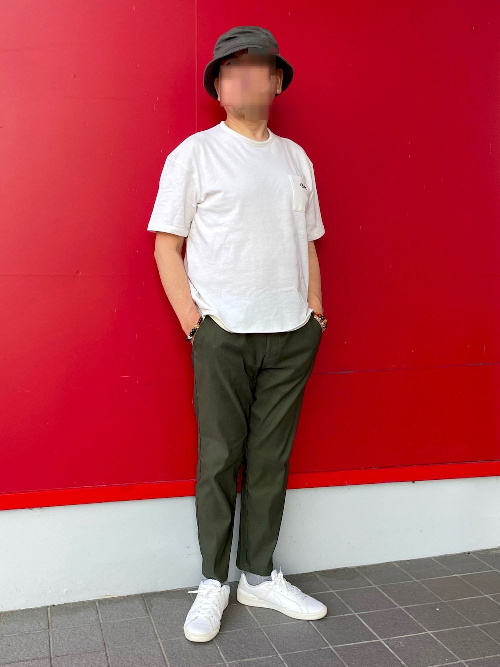 「スウェットTシャツ、スウェットTシャツコーデ、シンプルコーデ、テーパードパンツ、白スニーカー、バケットハット、オリーブグリーン」｜「しまむらのアイテム（その他パンツ、グリーン系）」を使った、Yukioさん（メンズ・173cm）の夏コーディネートの1枚目の写真