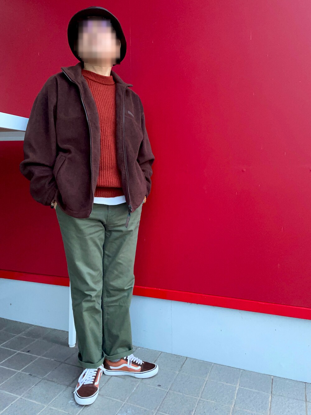 「冬コーデ、ブラウンコーデ、バケットハット、リブニット、コットンパンツ、チノパン、KANGOL、GU、tk.TAKEO KIKUCHI、VANS OLDSKOOL」｜「tk.TAKEO KIKUCHIのコットンパンツ（チノパンツ、グリーン系）」を使った、Yukioさん（メンズ・173cm）の冬コーディネートの1枚目の写真