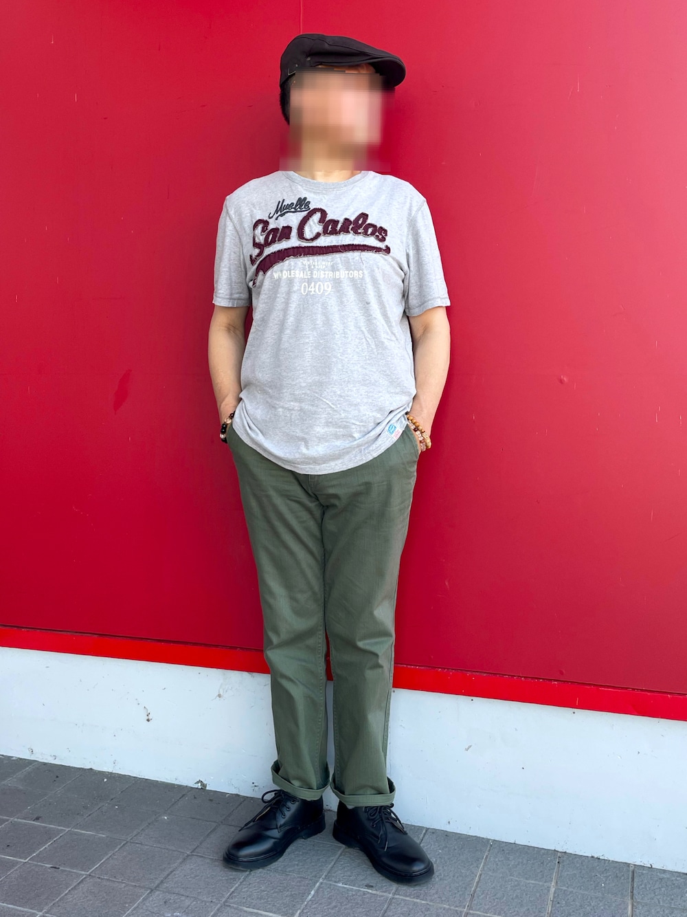 「アメカジコーデ、ワークスタイル、夏コーデ、アツいコーデ全部見せ、ワッペンTシャツ、ロゴT、next、tk.TAKEO KIKUCHI、無印良品、back number、オリーブグリーン」｜「tk.TAKEO KIKUCHIのコットンパンツ（チノパンツ、グリーン系）」を使った、Yukioさん（メンズ・173cm）の夏コーディネートの1枚目の写真