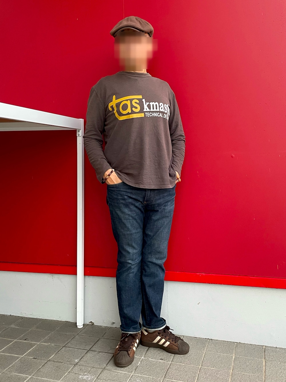 「プリントロングTシャツ、秋っぽコーデ更新中、スリムデニム、ハンチング、ブラウンスニーカー、TK MIXPICE、GAP、adidas superstar」｜「GAPのアイテム（デニムパンツ、ブルー系）」を使った、Yukioさん（メンズ・173cm）の秋コーディネートの1枚目の写真