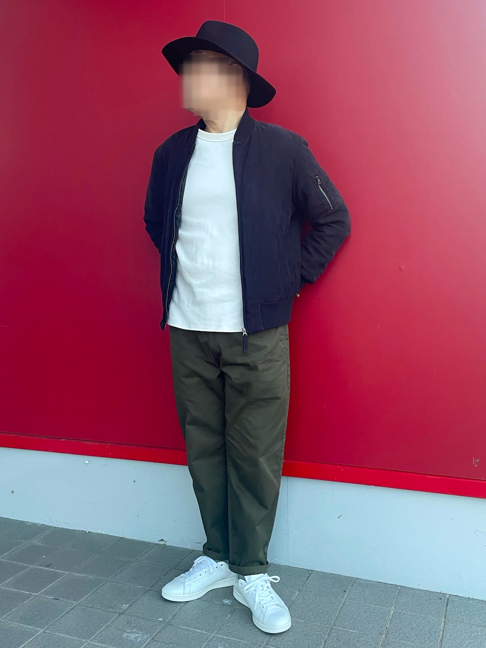 「今日のコーデ、MA-1、ヘビーウェイトロングスリーブT、シェフパンツ、中折れハット、白スニーカー、DETAILS、GU、UNIQLO、adidas originals、stan smith、オールホワイトスニーカー」｜「adidas OriginalsのSTAN SMITH  CQ2198（スニーカー、ホワイト系）」を使った、Yukioさん（メンズ・173cm）の春コーディネートの1枚目の写真
