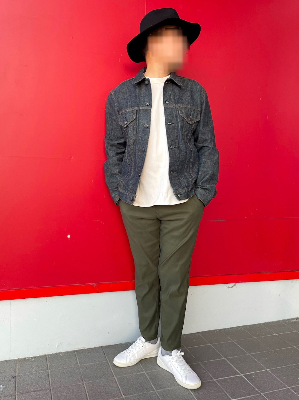 「重ね着ベストシーズン、秋冬コーデ、デニムジャケット、Gジャン、サーマルロングTシャツ、イージーパンツ、白スニーカー、中折れハット、DETAILS、GAP、GU、しまむら、NIKE」｜「しまむらのアイテム（その他パンツ、グリーン系）」を使った、Yukioさん（メンズ・173cm）の秋コーディネートの1枚目の写真