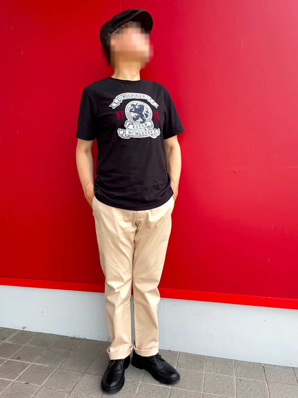 「Tシャツコーデ、刺繍ワッペン、ハンチング、モノトーンコーデ、ポストマンシューズ、無印良品、TOMY HILFIGER、UNIQLO+J、back number」｜「TOMMY HILFIGERのアイテム（Tシャツ/カットソー、ブラック系）」を使った、Yukioさん（メンズ・173cm）の秋コーディネートの1枚目の写真