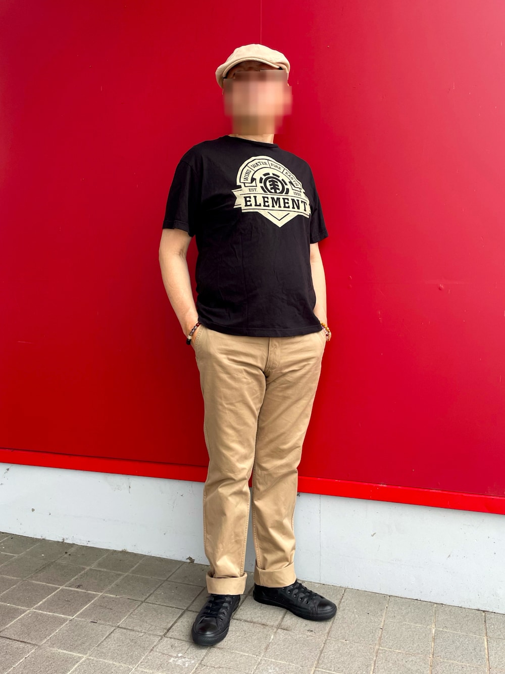 「夏コーデ、Tシャツコーデ、プリントTシャツ コーデ、チノパン、ハンチング、レザースニーカー、シンフルコーデ、ELEMENT、UNIQLO、converse all star」｜「ELEMENTのクルーネックT（半袖）（Tシャツ/カットソー、ブラック系）」を使った、Yukioさん（メンズ・173cm）の夏コーディネートの1枚目の写真