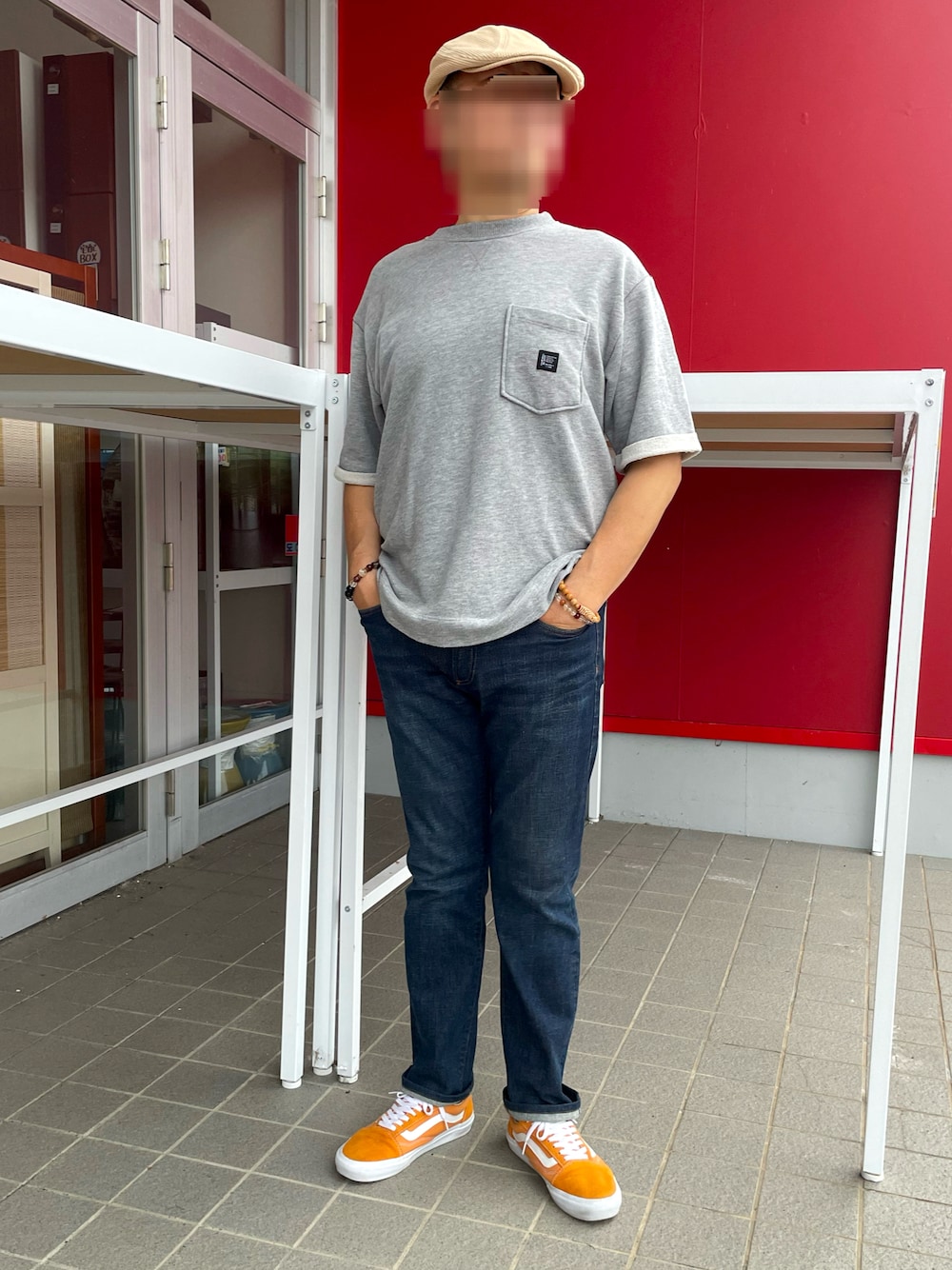 「スウェットTシャツコーデ、スウェットTシャツ、スリムデニム、ハンチング、オレンジスニーカー、ZARA、GAP、VANS OLDSKOOL」｜「GAPのアイテム（デニムパンツ、ブルー系）」を使った、Yukioさん（メンズ・173cm）の秋コーディネートの1枚目の写真