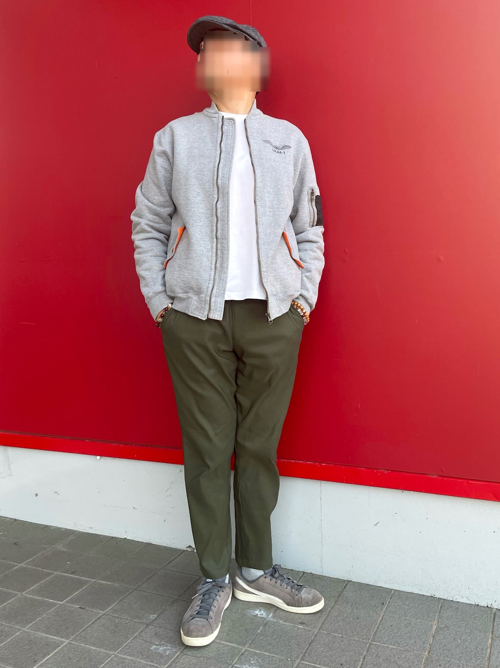 「最近のいい感じコーデ、スウェットMA-1、MA-1、ロンT、テーパードパンツ、グレースニーカー、ハンチング、dj honda、Labrador Retriever、しまむら、puma suede」｜「しまむらのアイテム（その他パンツ、グリーン系）」を使った、Yukioさん（メンズ・173cm）の春コーディネートの1枚目の写真