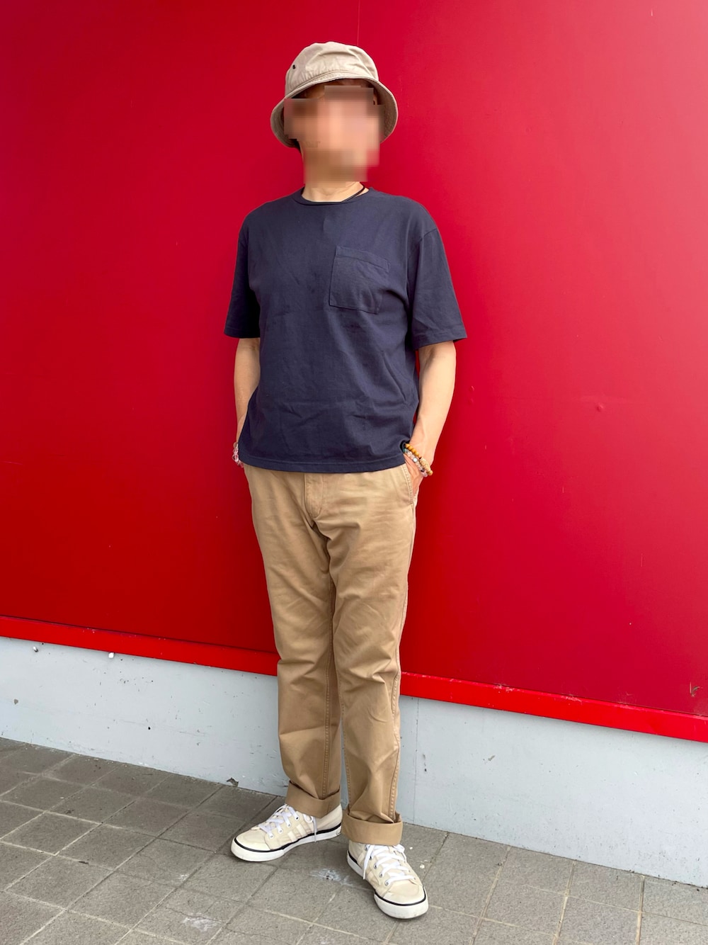 「シンプルコーデ、Tシャツコーデ、無地Tシャツ、チノパン、ハイカットスニーカー、バケットハット、夏ファッション、シンプルスタイル」｜「adidas Originalsのアイテム（スニーカー、ベージュ系）」を使った、Yukioさん（メンズ・173cm）の夏コーディネートの1枚目の写真