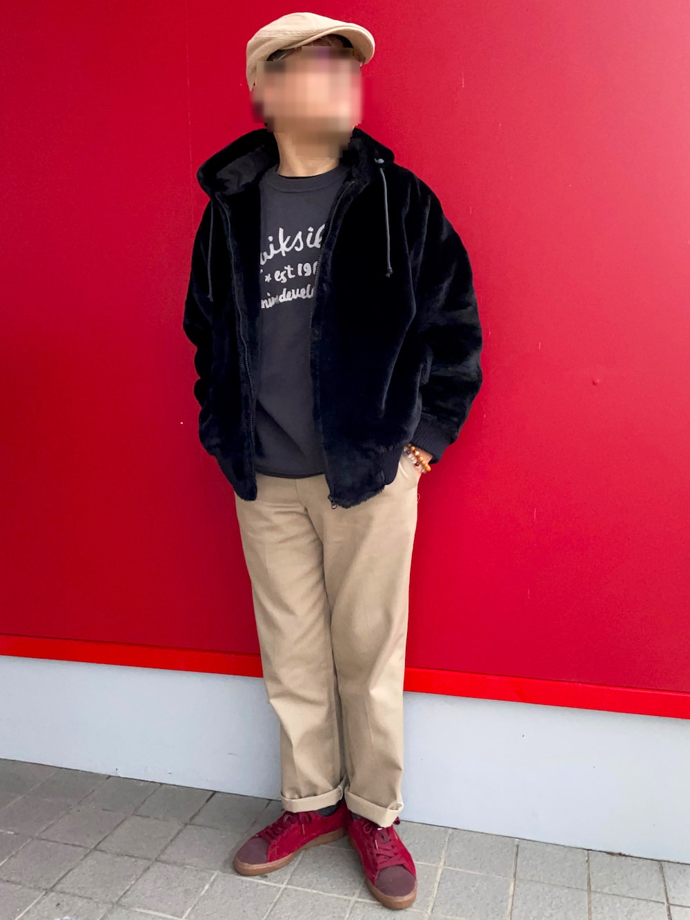「私の推しブランド、冬コーデ、ファーパーカー、ロゴニット、ワークパンツ、チノパン、赤スニーカー、Quicksilver、Dickies、PUMA、puma suede、Dickies874」｜「Dickiesの874 ワークパンツ（チノパンツ、ベージュ系）」を使った、Yukioさん（メンズ・173cm）の冬コーディネートの1枚目の写真