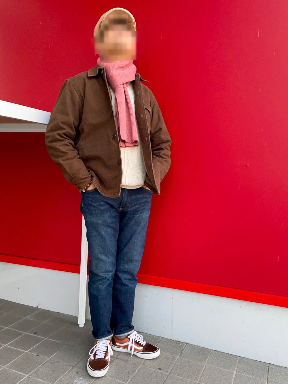 「マフラー、UNIQLO、カバーオール、冬コーデ、GAP、ハンチング、リブニット、スリムデニム、ベージュニット、くすみピンク、VANS OLDSKOOL、ブラウンスニーカー、23区 HOMME、sweater house」｜「GAPのアイテム（デニムパンツ、ブルー系）」を使った、Yukioさん（メンズ・173cm）の冬コーディネートの1枚目の写真