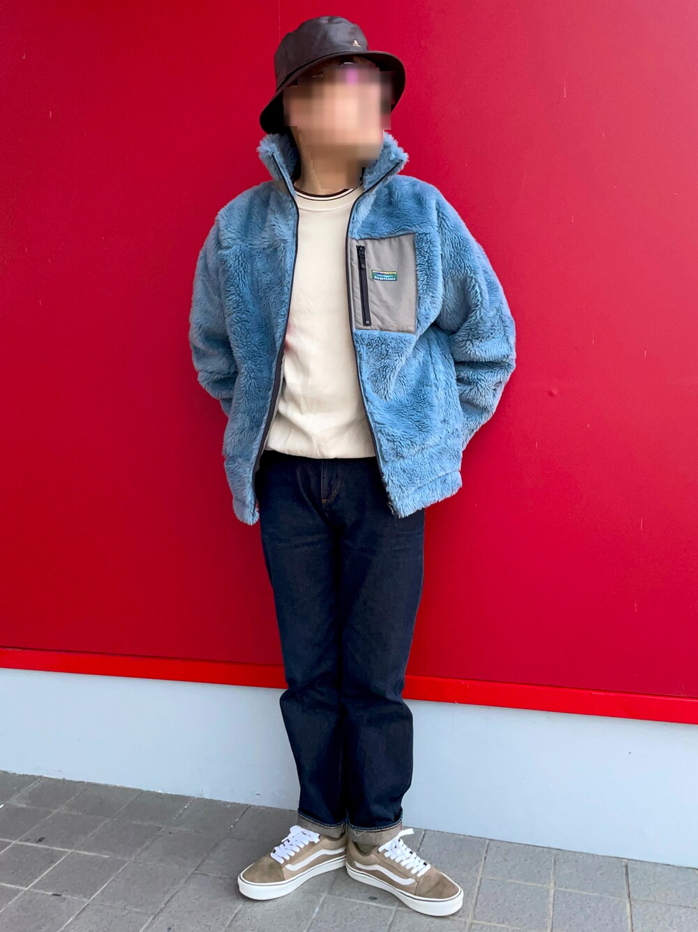 「冬コーデ、バケットハット、ボアフリース、スウェット、セルビッチデニム、KANGOL、MICHIKO LONDON、RAGEBLUE、FREAK’Ｓ STORE、VANS OLDSKOOL、ベージュスニーカー」｜「RAGEBLUEのセルビッチデニム　紅白耳（デニムパンツ、ブルー系）」を使った、Yukioさん（メンズ・173cm）の冬コーディネートの1枚目の写真