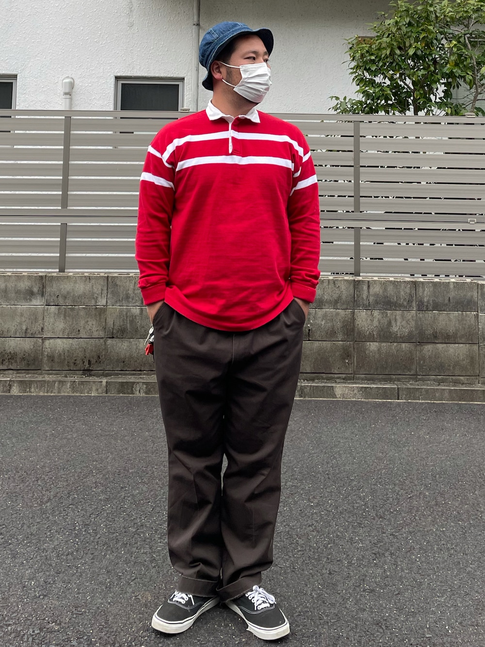 「ハット、デニムハット、海軍、ラガーシャツ、ワークパンツ、マホガニー、ロールアップ、TALON、スニーカー、VANS、オーセンティック、古着、オーバーサイズ、休日スタイル、Dickies」｜「Dickiesのアイテム（パンツ、ブラウン系）」を使った、ヒ●ユキ【京都人】さん（メンズ・178cm）の冬コーディネートの1枚目の写真