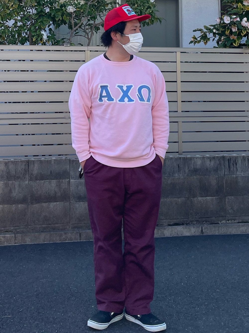 「ワークパンツ、874、Dickies、スウェット、ギリシャ、赤系コーデ、マルーン、オーバーサイズ、古着、メッシュキャップ、スニーカー、スリッポン、VANS、ゆめかわ、ワッペン」｜「Dickiesのアイテム（チノパンツ、レッド系）」を使った、ヒ●ユキ【京都人】さん（メンズ・178cm）の春コーディネートの1枚目の写真