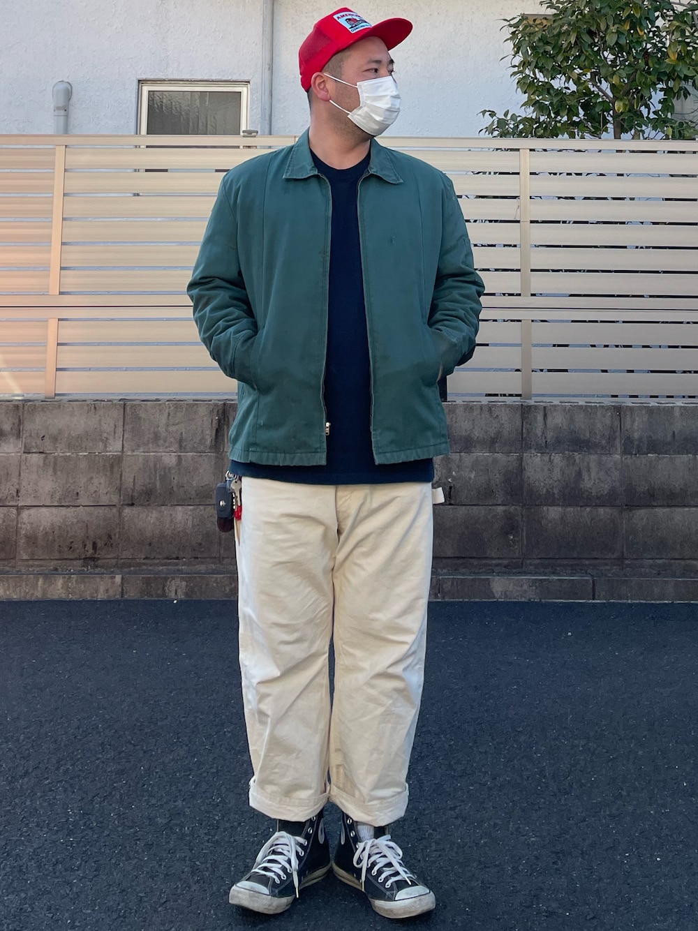 「キャップ、メッシュキャップ、帽子、差し色、Tシャツ、ワークジャケット、リンカーングリーン、REDKAP、ペインターパンツ、ロールアップ、生成り、スニーカー、ハイカットスニーカー、ワークスタイル、古着」｜「Wranglerのアイテム（その他パンツ、ホワイト系）」を使った、ヒ●ユキ【京都人】さん（メンズ・178cm）の冬コーディネートの1枚目の写真