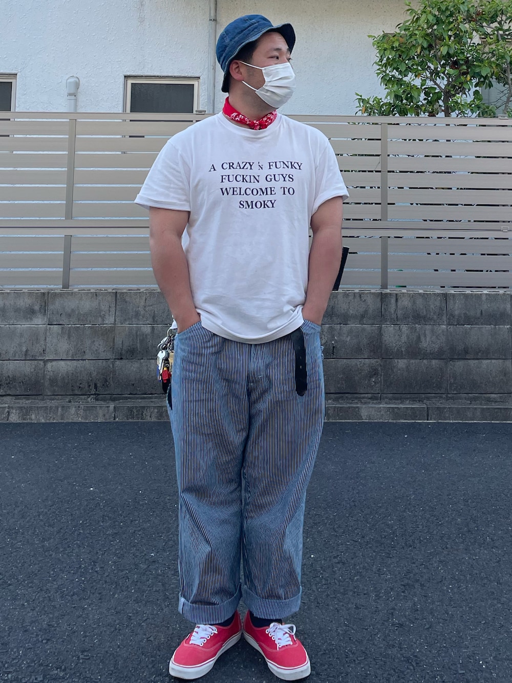 「ハット、デニムハット、Tシャツ、オリジナルTシャツ、ペインターパンツ、ヒッコリー、ヒッコリーパンツ、ロールアップ、OSHKOSH、スニーカー、バンズ エラ、バンダナ、古着、オーバーサイズ、Made in USA」｜「no brandのアイテム（ハット、ブルー系）」を使った、ヒ●ユキ【京都人】さん（メンズ・178cm）の春コーディネートの1枚目の写真