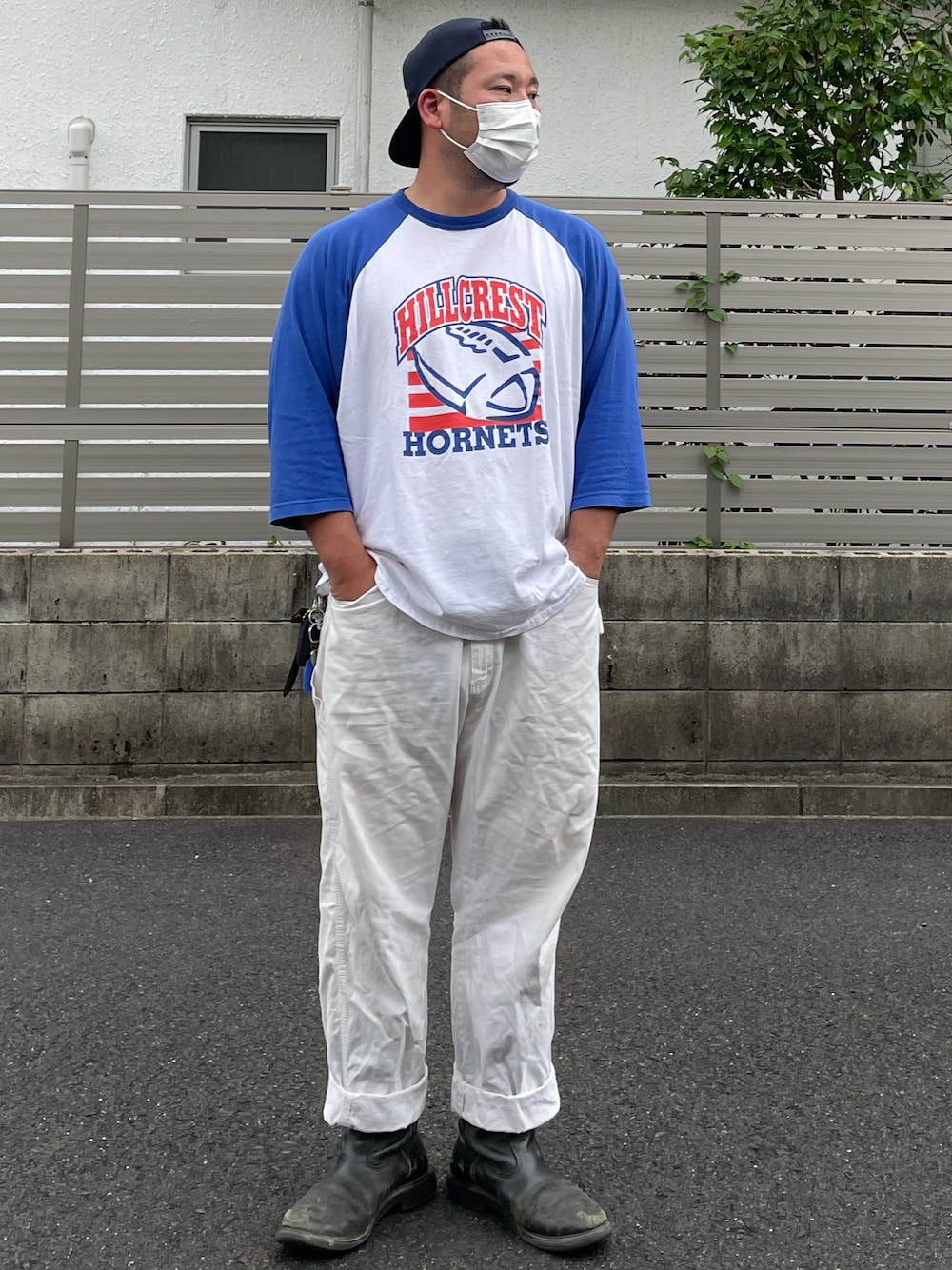 「キャップ、ラグランTシャツ、ラグラン、ペインターパンツ、ホワイトペインターパンツ、生成り、ロールアップ、ペコスブーツ、ブーツ、ワークスタイル、レッドウィング、ユーロワーク、古着、七分袖、ビッグサイズ」｜「EURO WORKのアイテム（パンツ、ホワイト系）」を使った、ヒ●ユキ【京都人】さん（メンズ・178cm）の秋コーディネートの1枚目の写真