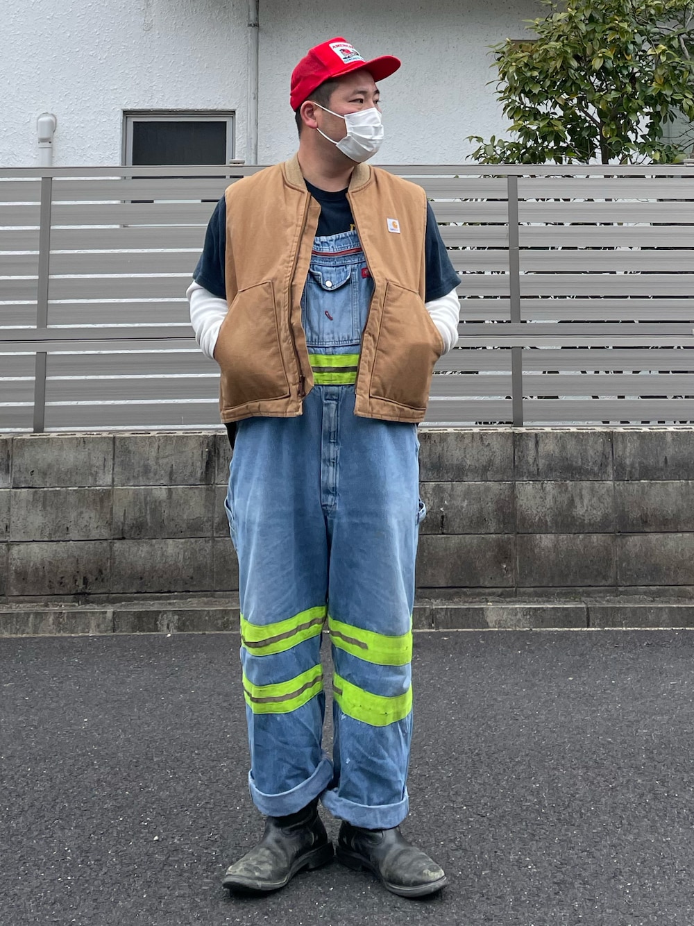 「メッシュキャップ、キャップ、サーマル、Tシャツ、オーバーオール、ワークベスト、オーバーサイズ、ブーツ、ペコスブーツ、ワークスタイル、リフレクター、古着、ロールアップ、Dickies、carhartt」｜「RED WINGのアイテム（ブーツ、ブラック系）」を使った、ヒ●ユキ【京都人】さん（メンズ・178cm）の冬コーディネートの1枚目の写真