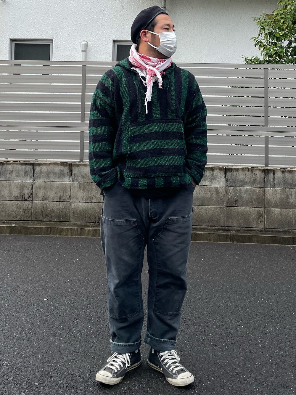 「ベレー帽、米軍、アフガンストール、パーカー、メキシカンパーカー、ペインターパンツ、ダブルニー、カーハート、スニーカー、オールスター、古着、ロールアップ、エスニック、保温性抜群、ブラックダック」｜「Carharttのアイテム（その他パンツ、ブラック系）」を使った、ヒ●ユキ【京都人】さん（メンズ・178cm）の秋コーディネートの1枚目の写真