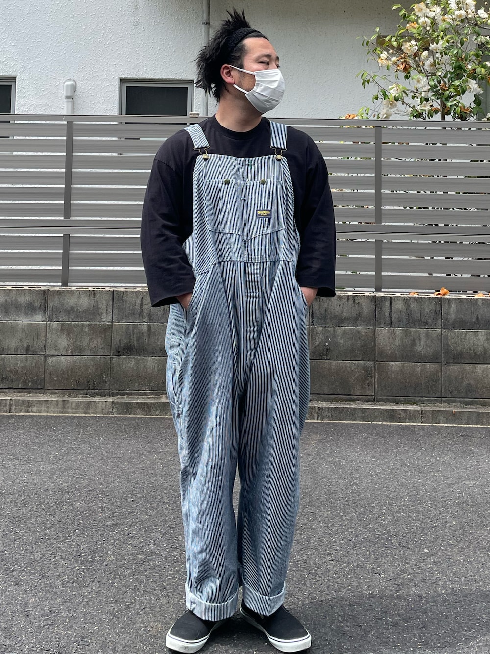 「オーバーオール、ロンT、スニーカー、ビッグサイズ、ヒッコリー、ロールアップ、オーバーサイズ、カットオフ、スリッポン、VANS、古着、9分丈、PROCLUB、2XL、OSHKOSH」｜「VANSのアイテム（スニーカー、ブラック系）」を使った、ヒ●ユキ【京都人】さん（メンズ・178cm）の春コーディネートの1枚目の写真