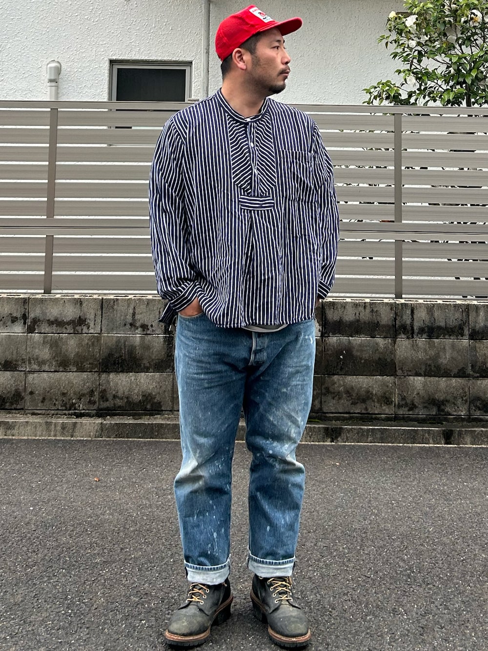 「キャップ、メッシュキャップ、トラッカーキャップ、差し色、フィッシャーマンシャツ、プルオーバー、ストライプ、春夏コーデ、古着、ロールアップ、501、ペンキ、ロガーブーツ、編み上げブーツ、オーバーサイズ」｜「Levi'sのアイテム（デニムパンツ、ブルー系）」を使った、ヒ●ユキ【京都人】さん（メンズ・178cm）の春コーディネートの1枚目の写真