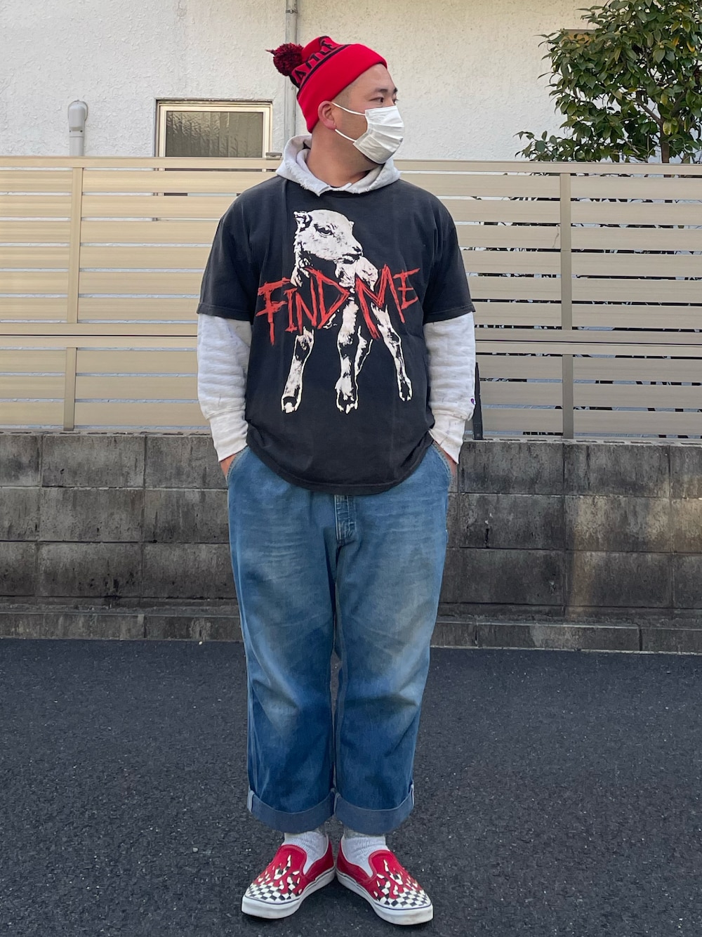 「ニット帽、ボンボンニット帽、NFL、パーカー、リバースウィーブ、プロレスTシャツ、Tシャツ、レイヤードスタイル、ペインターパンツ、デニム、ロールアップ、スニーカー、スリッポン、チェッカーフラッグ、フレイム柄」｜「VANSのアイテム（スリッポン、その他）」を使った、ヒ●ユキ【京都人】さん（メンズ・178cm）の冬コーディネートの1枚目の写真