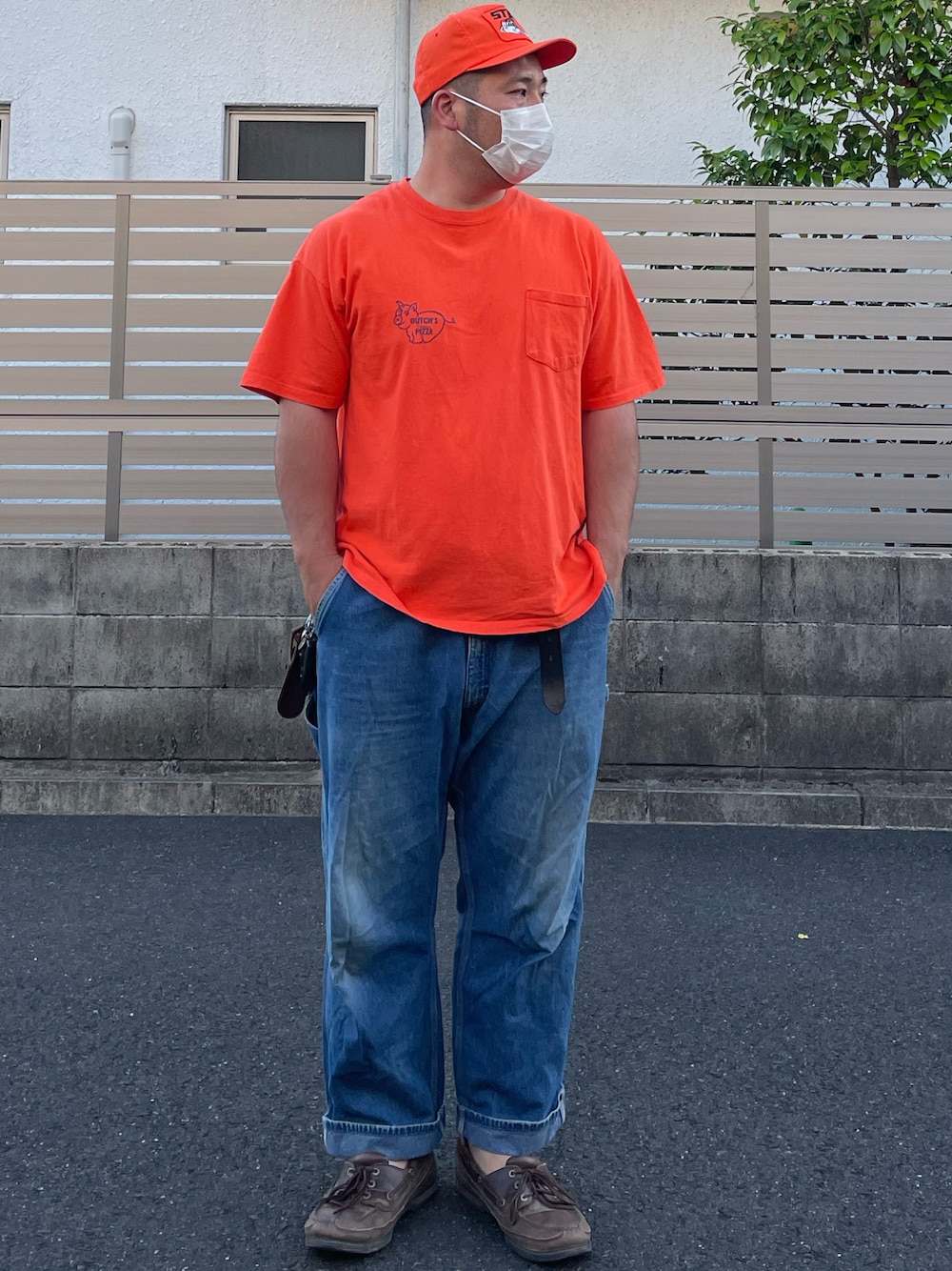 「キャップ、トラッカーキャップ、ワッペン、Tシャツ、オレンジ、ペインターパンツ、OSHKOSH、ロールアップ、デニムペインターパンツ、デッキシューズ、ROCKPORT(ROCKPORT)、STIHL、スナップバック、古着、オーバーサイズ」｜「OSHKOSHのアイテム（デニムパンツ、ブルー系）」を使った、ヒ●ユキ【京都人】さん（メンズ・178cm）の夏コーディネートの1枚目の写真