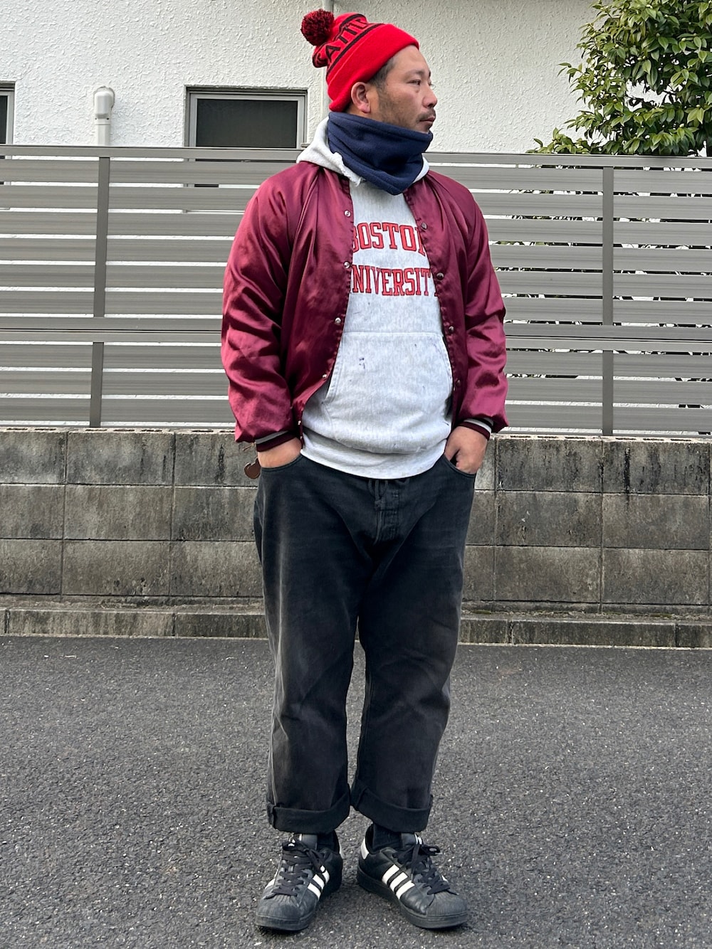 「スタジャン、パーカー、リバースウィーブ、チャンピオン、カレッジプリント、プルオーバーパーカー、Made in USA、ボンボンニット帽、NFL、ブラックデニム、ロールアップ、オーバーサイズ、古着、スーパースター、ブラックスニーカー」｜「Levi'sのアイテム（デニムパンツ、ブラック系）」を使った、ヒ●ユキ【京都人】さん（メンズ・178cm）の冬コーディネートの1枚目の写真