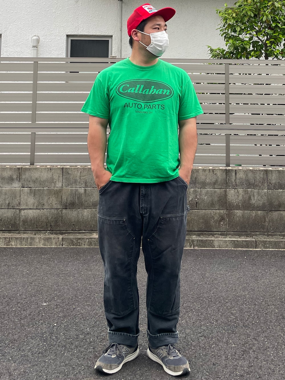 「メッシュキャップ、企業モノ、ペインターパンツ、ダブルニー、ブラックダック、ダック地、スニーカー、ニューバランス、ニューバランス880、ロールアップ、古着、ワークスタイル、Tシャツ、ワークパンツ、オーバーサイズ」｜「NEW BALANCEのアイテム（スニーカー、ブラック系）」を使った、ヒ●ユキ【京都人】さん（メンズ・178cm）の春コーディネートの1枚目の写真