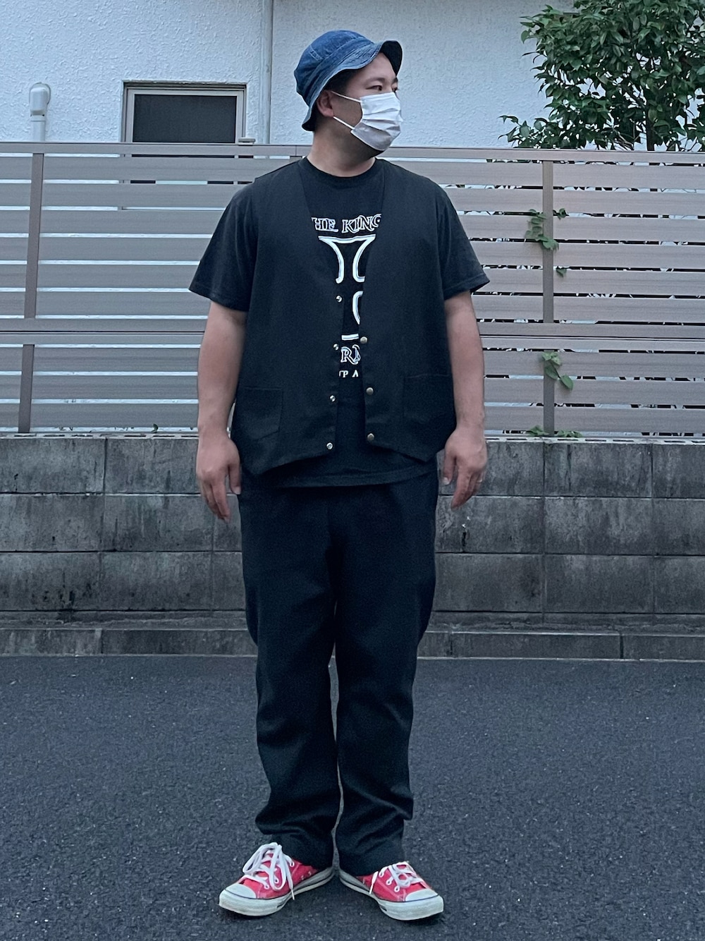 「デニムハット、ハット、ベスト、ワークベスト、ベンデイビス、Tシャツ、オリジナルTシャツ、ワークパンツ、874、Dickies、スニーカー、オールスター、古着、ワークスタイル、ブラックコーデ」｜「Dickiesのアイテム（チノパンツ、ブラック系）」を使った、ヒ●ユキ【京都人】さん（メンズ・178cm）の秋コーディネートの1枚目の写真