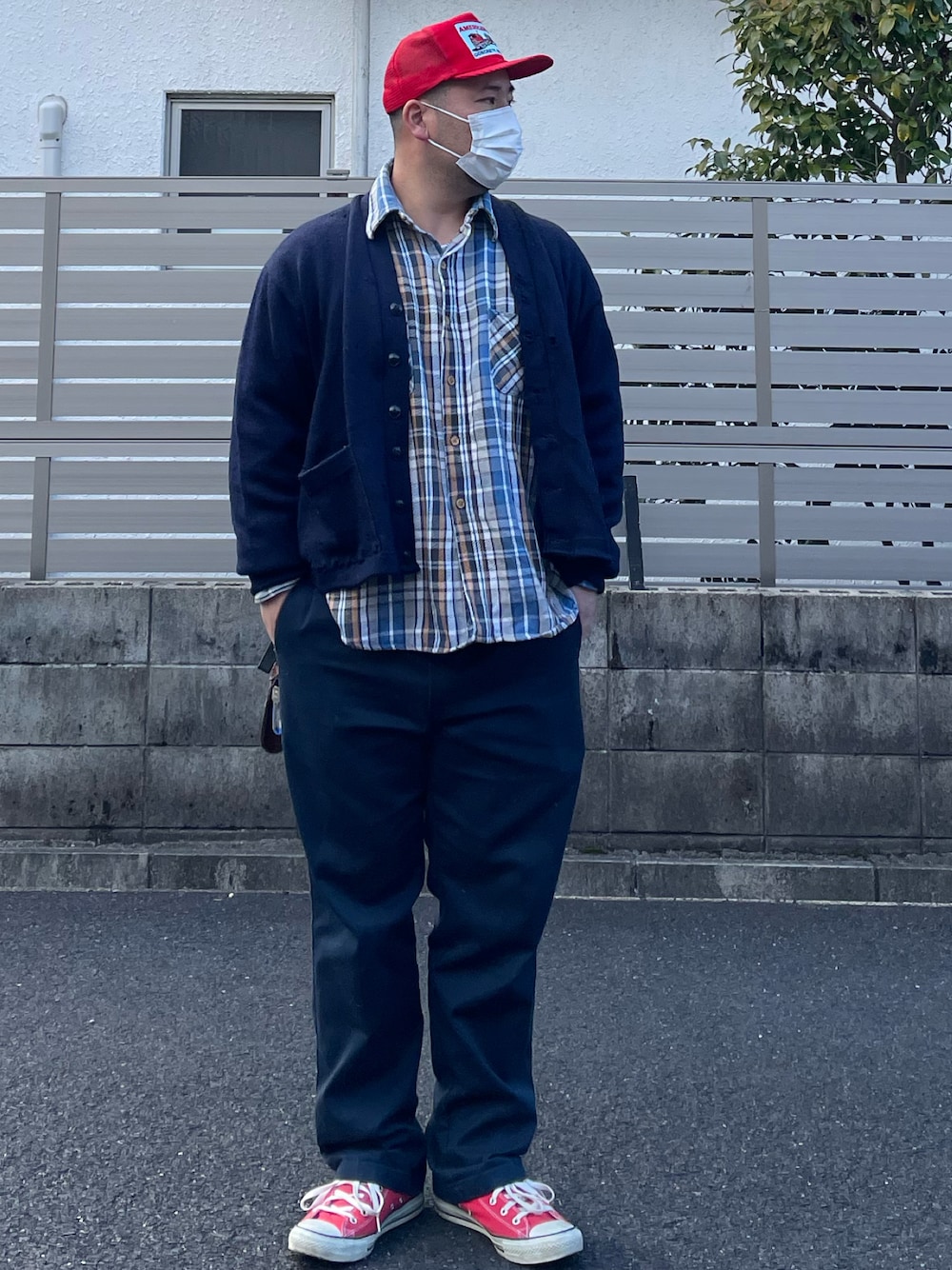「キャップ、メッシュキャップ、ネルシャツ、カーディガン、チェックシャツ、ワークパンツ、874、スニーカー、オールスター、ハイカット、古着、レタードカーディガン、赤挟み、Dickies、オーバーサイズ」｜「Dickiesのアイテム（チノパンツ、ブルー系）」を使った、ヒ●ユキ【京都人】さん（メンズ・178cm）の冬コーディネートの1枚目の写真