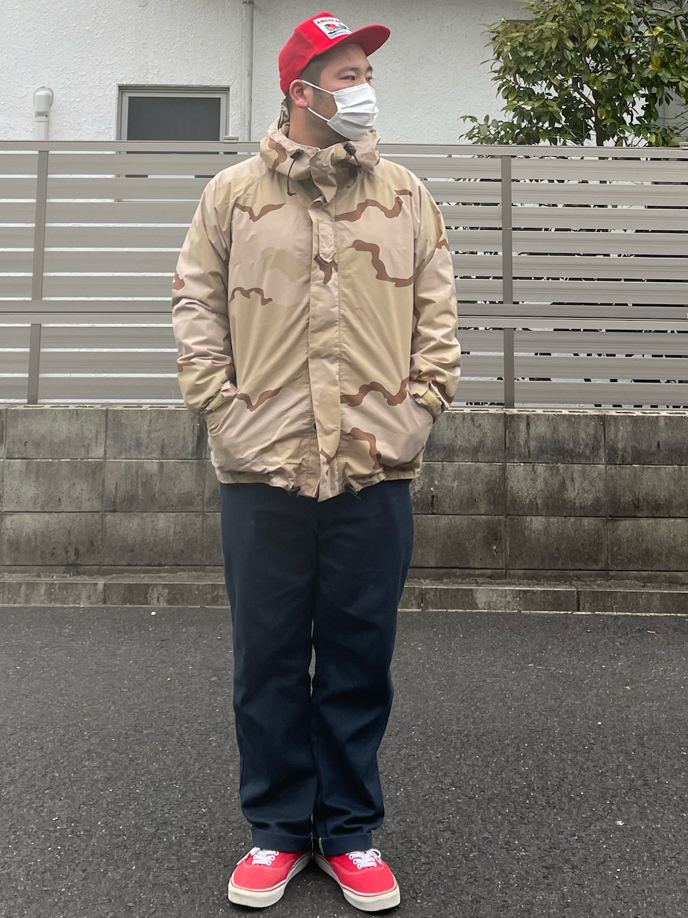 「メッシュキャップ、キャップ、ナイロンジャケット、サンドカモ、迷彩、ミリタリー、Dickies、874、ワークパンツ、スニーカー、オーセンティック、VANS、古着、赤挟み、オーバーサイズ」｜「Dickiesのアイテム（チノパンツ、ブルー系）」を使った、ヒ●ユキ【京都人】さん（メンズ・178cm）の冬コーディネートの1枚目の写真