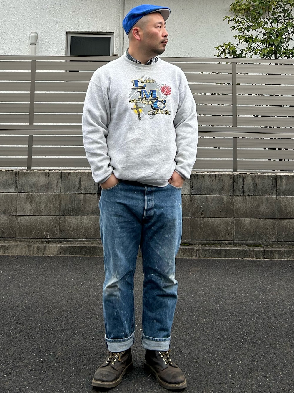 「ハンチング、カンゴール、スウェット、チェックシャツ、Dockers、古着、Levi's、501、ビッグサイズ、ロールアップ、ワークブーツ、Dr.Martens、8ホール、ペンキ加工、ダックフット」｜「Dr. Martensのアイテム（ブーツ、ブラウン系）」を使った、ヒ●ユキ【京都人】さん（メンズ・178cm）の春コーディネートの1枚目の写真
