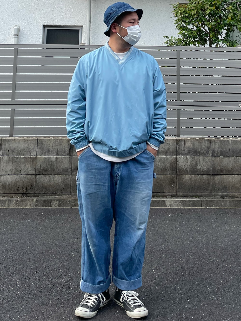 「ハット、デニムハット、米軍、セーラーハット、プルオーバー、ナイロンプルオーバー、Lands End、ブルーコーデ、散歩スタイル、ペインターパンツ、カーハート、オーバーサイズ、古着、スニーカー、オールスター」｜「Carharttのアイテム（デニムパンツ、ブルー系）」を使った、ヒ●ユキ【京都人】さん（メンズ・178cm）の冬コーディネートの1枚目の写真