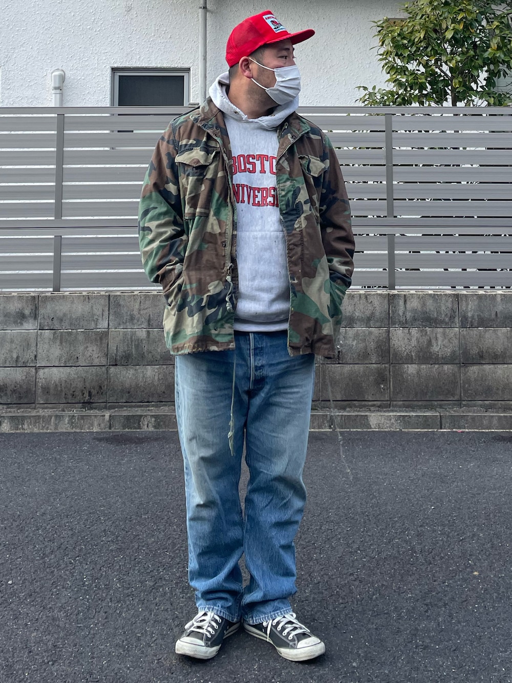 「キャップ、メッシュキャップ、ワッペン、アメカジ、M-65、迷彩、ミリタリー、501、ジーパン、リーバイス、スニーカー、オールスター、古着、オーバーサイズ、リバースウィーブ」｜「CONVERSEのアイテム（スニーカー、ブラック系）」を使った、ヒ●ユキ【京都人】さん（メンズ・178cm）の冬コーディネートの1枚目の写真
