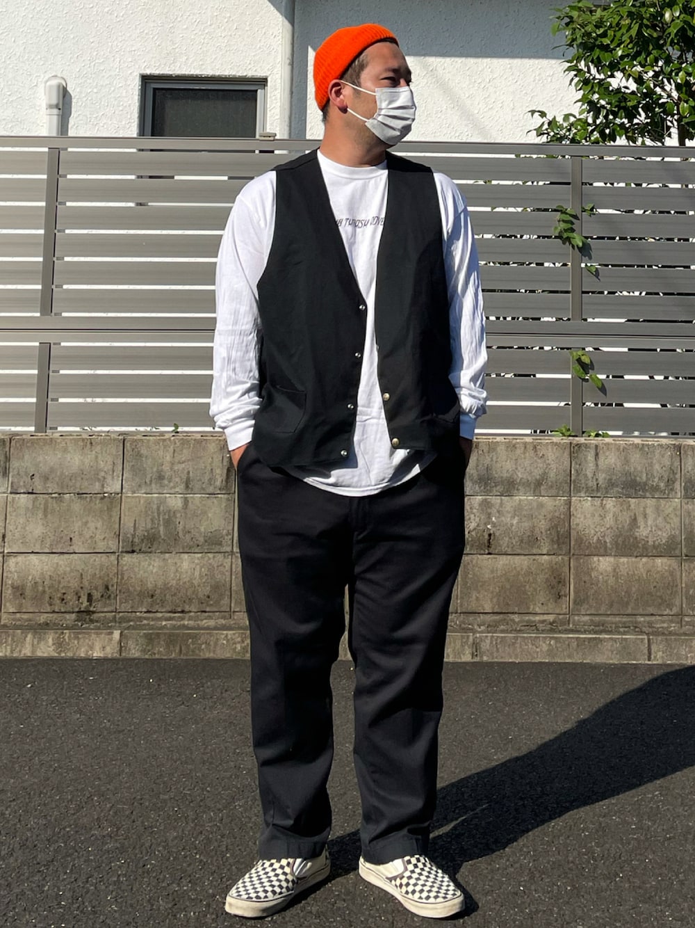 「古着、スニーカー、ニット帽、Dickies、ロンT、オーバーサイズ、ワークスタイル、スリッポン、BEN DAVIS、ネオンカラー、ワークパンツ、ワークベスト、Made in USA、チェッカーフラッグ、874」｜「VANSのアイテム（スニーカー、ホワイト系）」を使った、ヒ●ユキ【京都人】さん（メンズ・178cm）の秋コーディネートの1枚目の写真