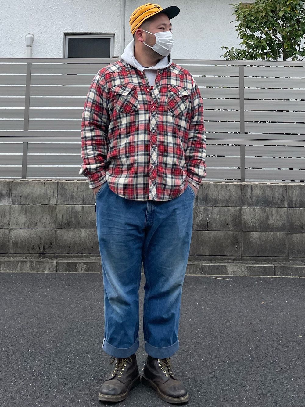 「キャップ、MLB、パイレーツ、ピルボックス、スナップバック、中綿シャツ、ウエスタンシャツ、チェックシャツ、ペインターパンツ、OSHKOSH、ワークブーツ、ドクターマーチン、8ホール、古着、リバースウィーブ」｜「OSHKOSHのアイテム（デニムパンツ、ブルー系）」を使った、ヒ●ユキ【京都人】さん（メンズ・178cm）の冬コーディネートの1枚目の写真