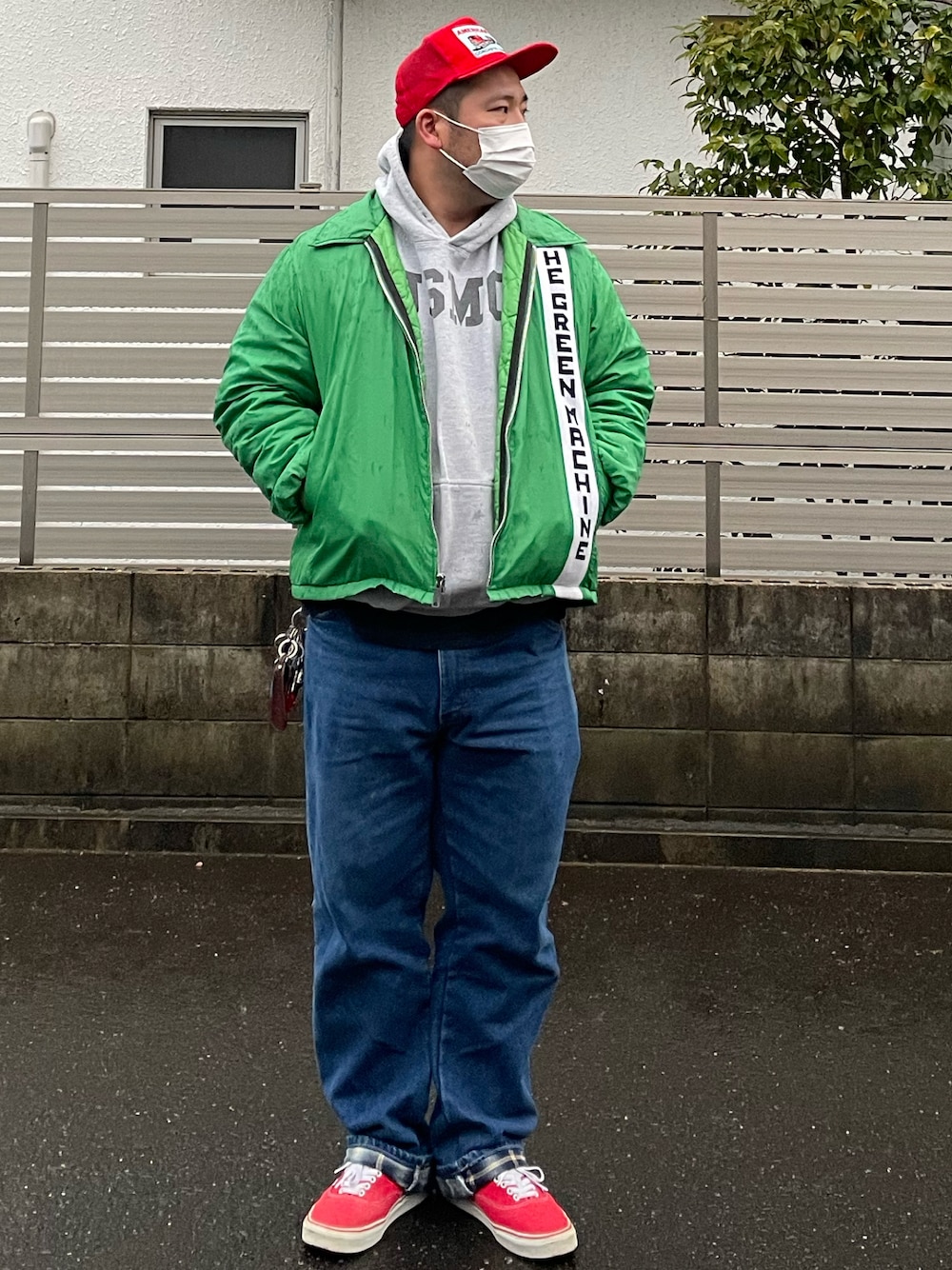 「キャップ、メッシュキャップ、赤挟み、ジーパン、裏地付き、Dickies、スニーカー、オーセンティック、VANS、古着、オーバーサイズ、パーカー、USMC、ミリタリー、ロールアップ」｜「no brandのアイテム（キャップ、レッド系）」を使った、ヒ●ユキ【京都人】さん（メンズ・178cm）の冬コーディネートの1枚目の写真