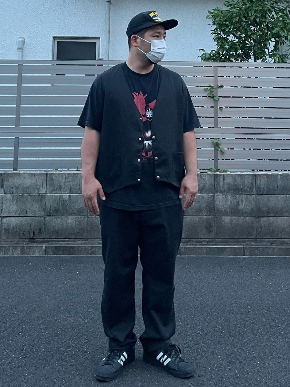 「古着、スニーカー、キャップ、Tシャツ、ブラックコーデ、ベスト、オーバーサイズ、ワークスタイル、アディダス、ワークパンツ、ベンデイビス、ワークベスト、スーパースター、米軍、874」｜「BEN DAVISのアイテム（ベスト、ブラック系）」を使った、ヒ●ユキ【京都人】さん（メンズ・178cm）の秋コーディネートの1枚目の写真