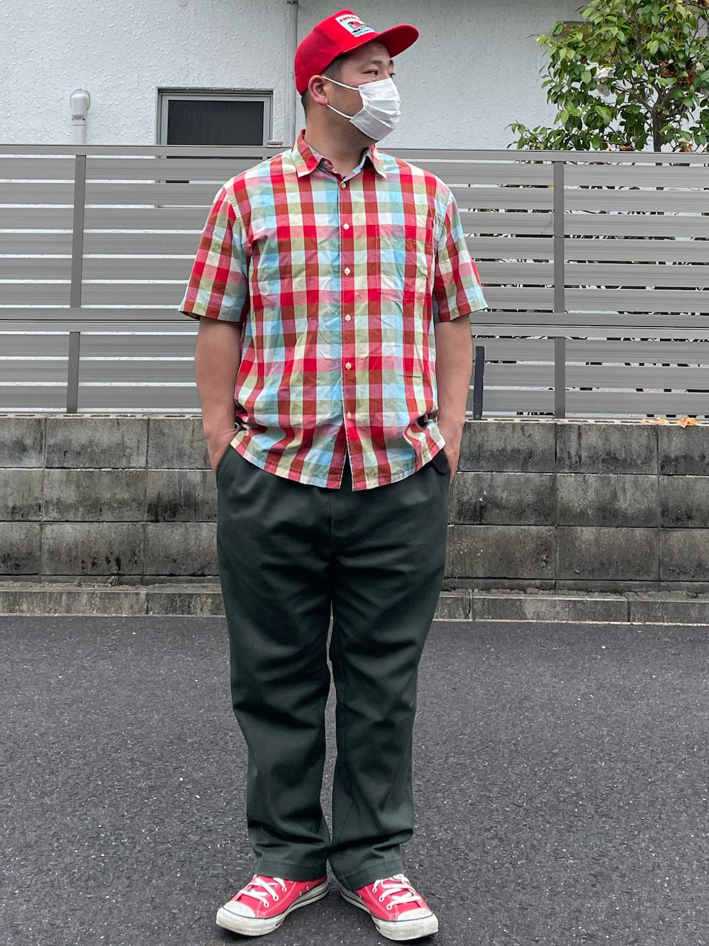 「キャップ、メッシュキャップ、シャツスタイル、シャツ、チェックシャツ、874、ワークパンツ、オリーブグリーン、スニーカー、オールスター、ハイカット、古着、赤挟み、ボックスシャツ、ギャップ」｜「CONVERSEのアイテム（スニーカー、レッド系）」を使った、ヒ●ユキ【京都人】さん（メンズ・178cm）の春コーディネートの1枚目の写真