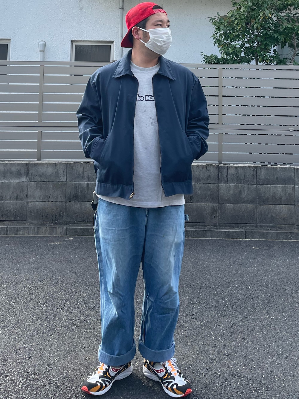 「ワークスタイル、メッシュキャップ、ブルゾン、ワークジャケット、Dickies、ペインターパンツ、ロールアップ、スニーカー、サッカニー、saucony、オーバーサイズ、古着、Tシャツ、carhartt、デニムパンツ」｜「loose jointsのアイテム（Tシャツ/カットソー、ホワイト系）」を使った、ヒ●ユキ【京都人】さん（メンズ・178cm）の秋コーディネートの1枚目の写真