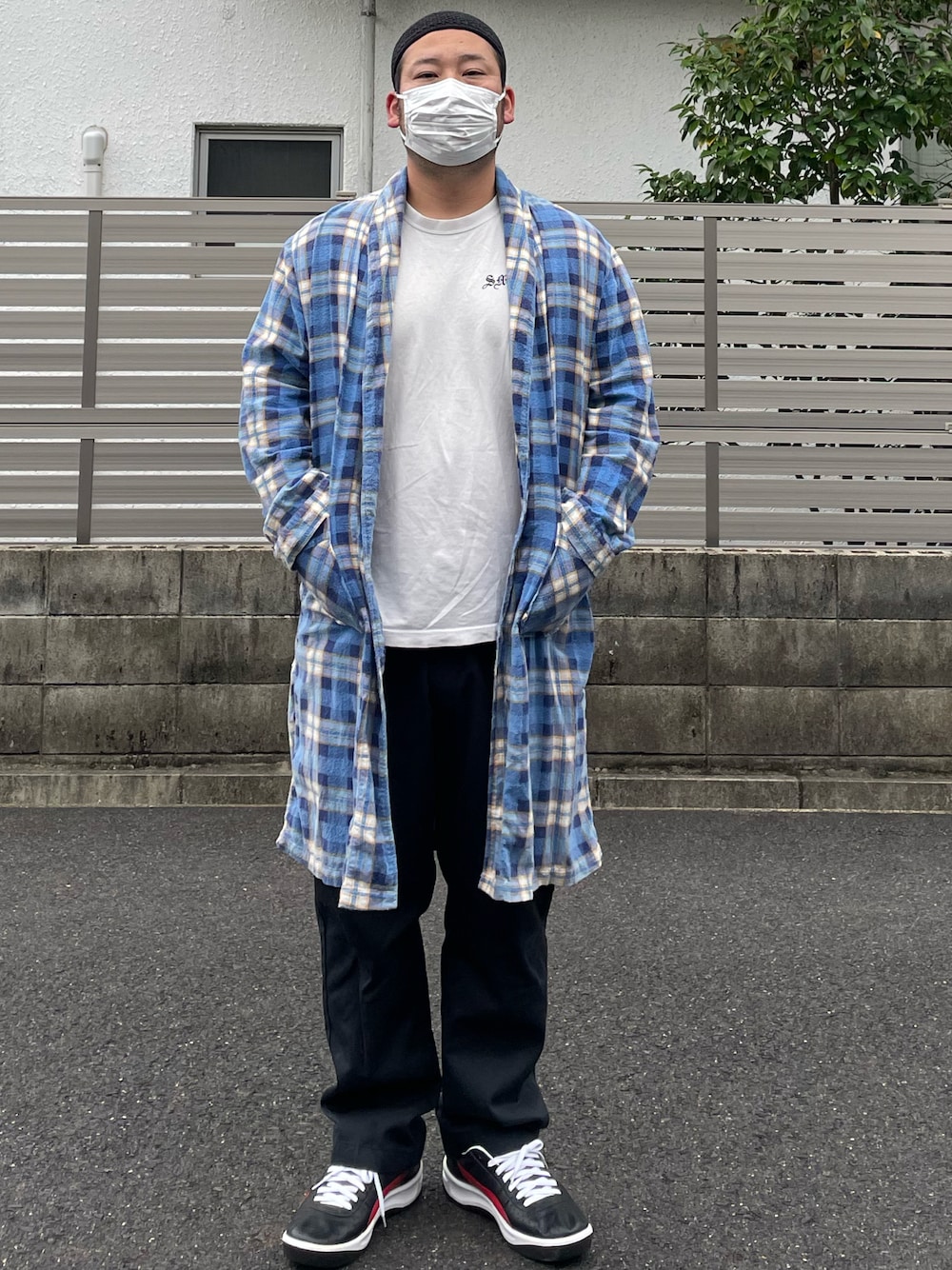 「イスラムワッチ、イスラム帽、Tシャツ、ガウン、SEARS、874、ワークパンツ、スニーカー、PUMA、GVスペシャル、古着、オーバーサイズ、秋コーデ、Dickies、休日スタイル」｜「Dickiesのアイテム（チノパンツ、ブラック系）」を使った、ヒ●ユキ【京都人】さん（メンズ・178cm）の秋コーディネートの1枚目の写真
