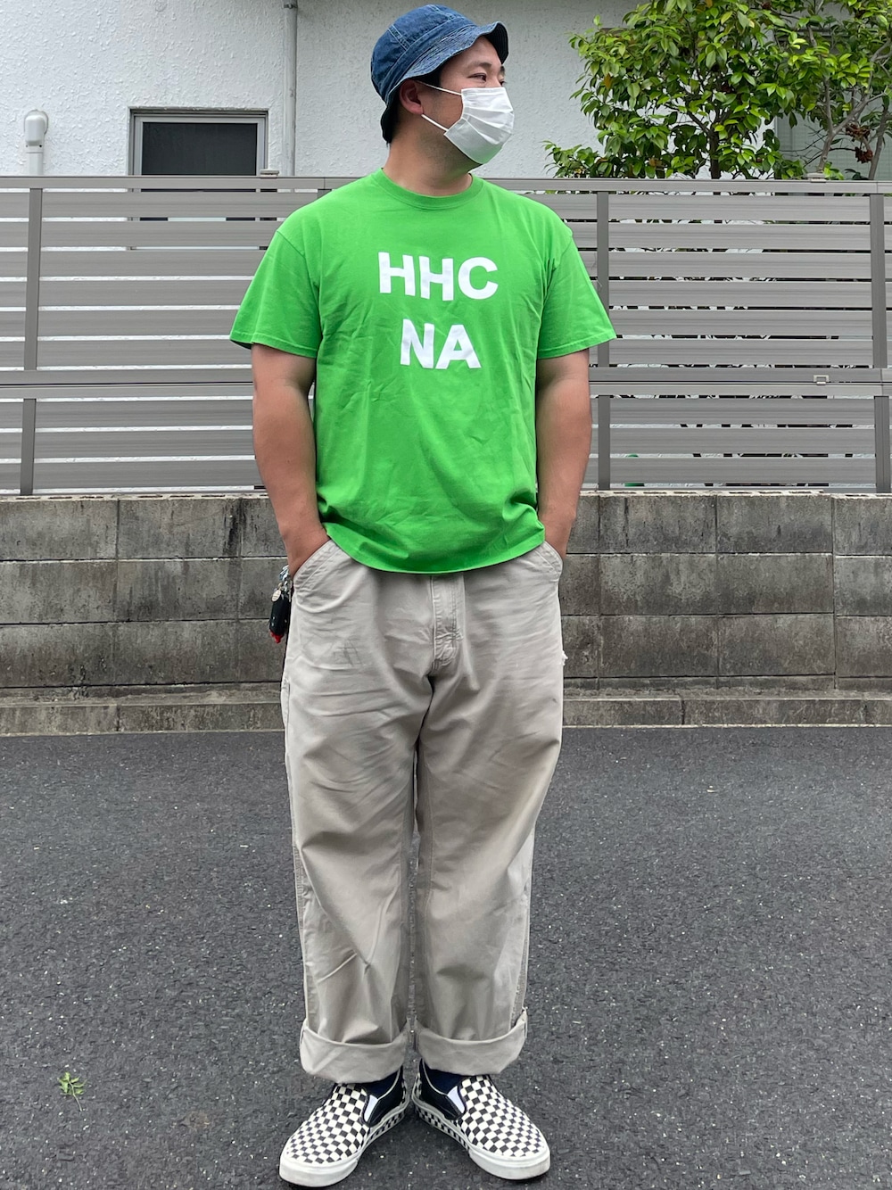 「ハット、デニムハット、Tシャツ、ペインターパンツ、carhartt、スニーカー、スリッポン、チェッカーフラッグ、チェック、古着、カラフル、ロールアップ、VANS、ワークパンツ、オーバーサイズ」｜「no brandのアイテム（ハット、ブルー系）」を使った、ヒ●ユキ【京都人】さん（メンズ・178cm）の夏コーディネートの1枚目の写真