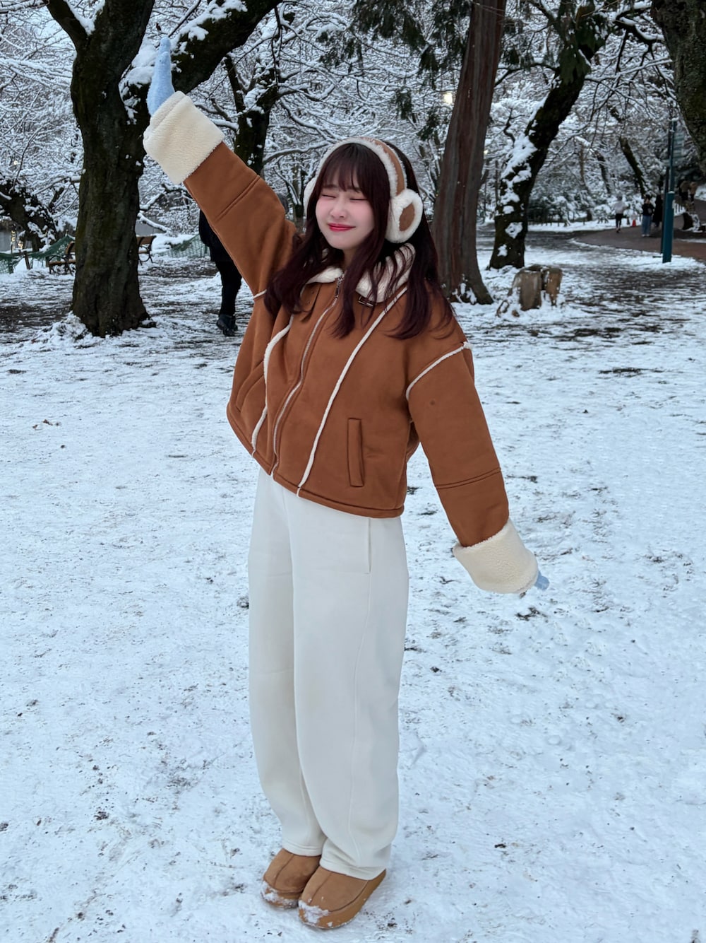 UGGのイヤーマフ（ベージュ系）を使った人気ファッション