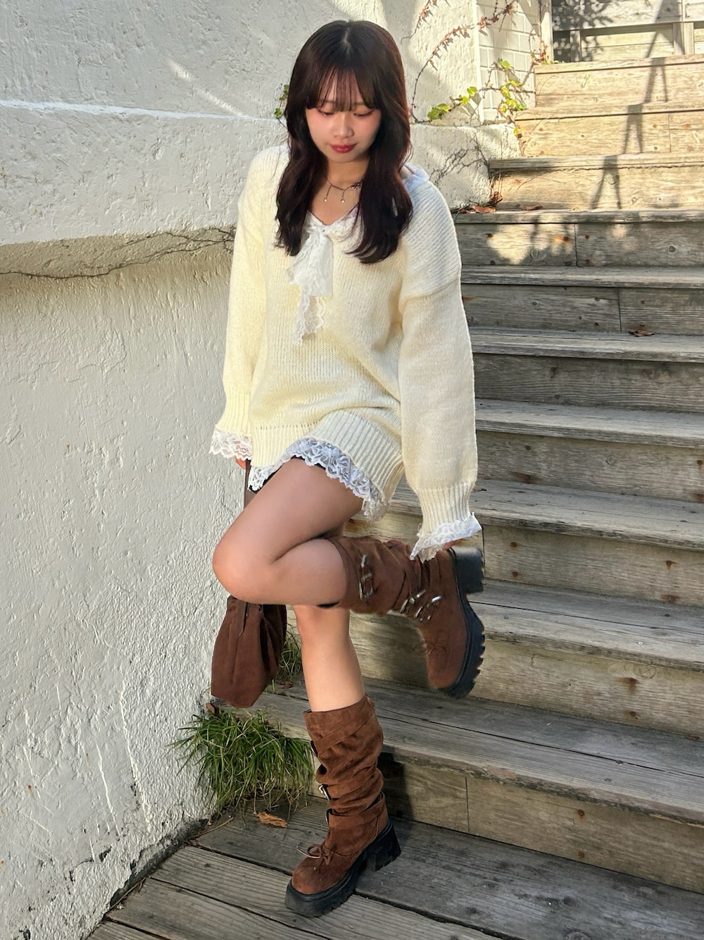 ブラウン系のブーツ、ホワイト系のニット/セーターを着用したレディースの秋コーディネートの1枚目の写真