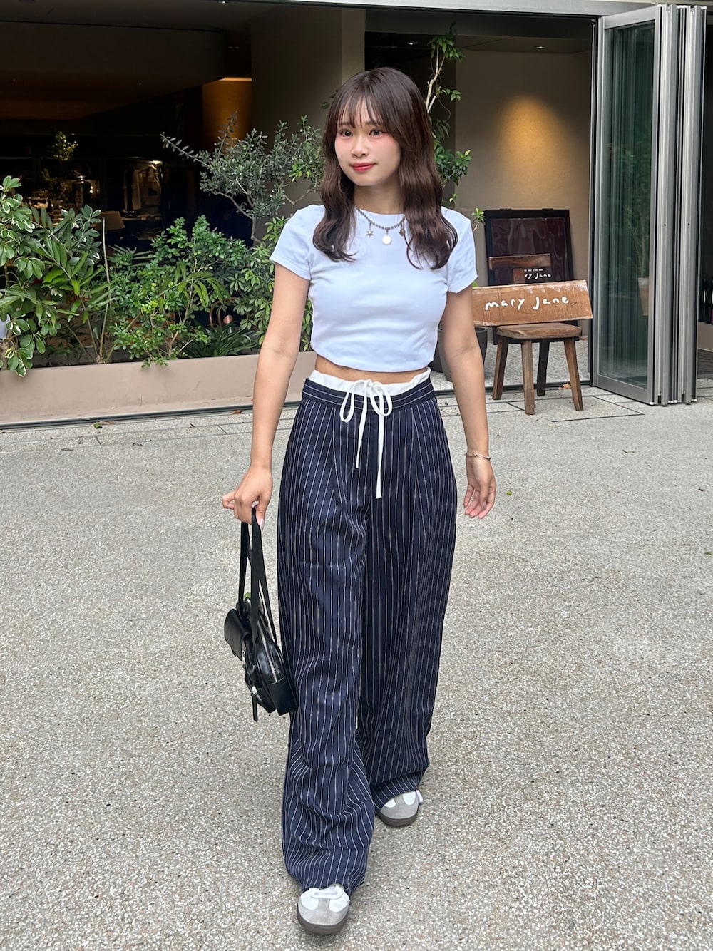 「シンプルコーデ、カジュアルコーデ、ストライプパンツ、骨格ウェーブ、カジュアルスタイル、ラクチンコーデ」｜「UNIQLOのアイテム（Tシャツ/カットソー、ホワイト系）」を使った、mairaさん（レディース・156cm）の夏コーディネートの1枚目の写真