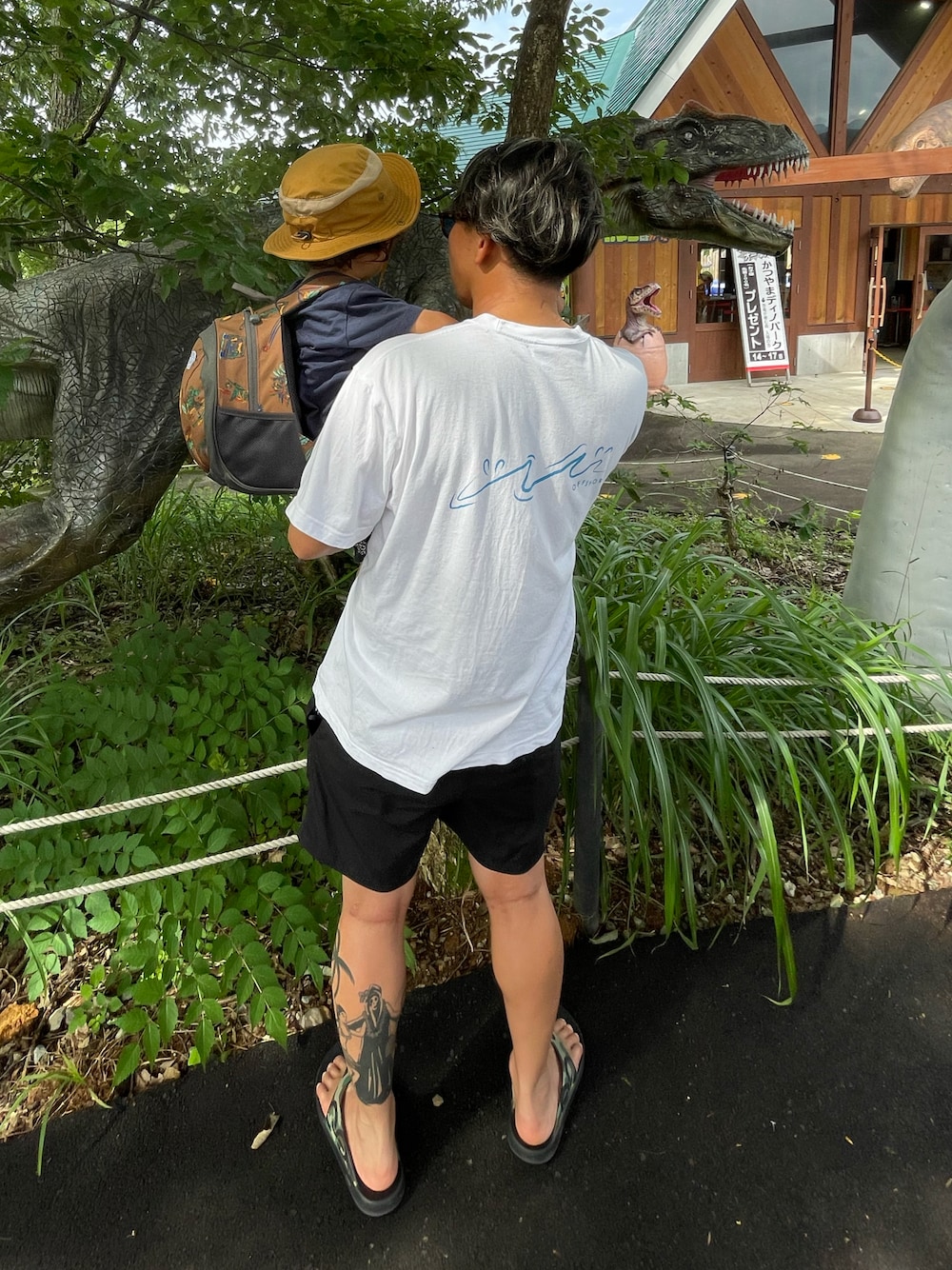 「サーフスタイル、息子」｜「OFFSHOREのアイテム（Tシャツ/カットソー、ホワイト系）」を使った、😸にゃおき😸さん（メンズ・170cm）の夏コーディネートの1枚目の写真