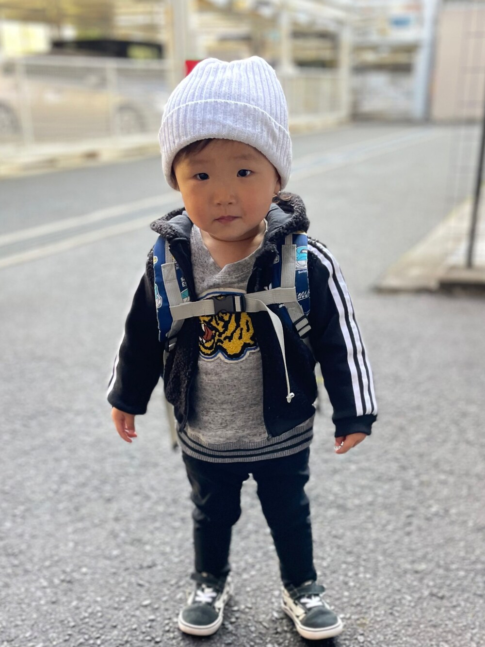 「ブラックコーデ、おしゃれさんと繋がりたい、むすこーで」｜「AZUL by moussyのアイテム（ニットキャップ/ビーニー、ホワイト系）」を使った、😸にゃおき😸さん（メンズ・170cm）の冬コーディネートの1枚目の写真
