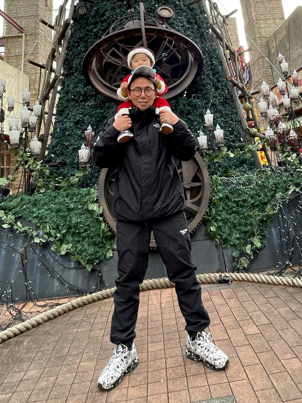 「黒、ブラック×ホワイト、チビサンタ、ひらパー、クリスマスツリー」｜「THE NORTH FACEのアイテム（マウンテンパーカー、ブラック系）」を使った、😸にゃおき😸さん（メンズ・170cm）の冬コーディネートの1枚目の写真