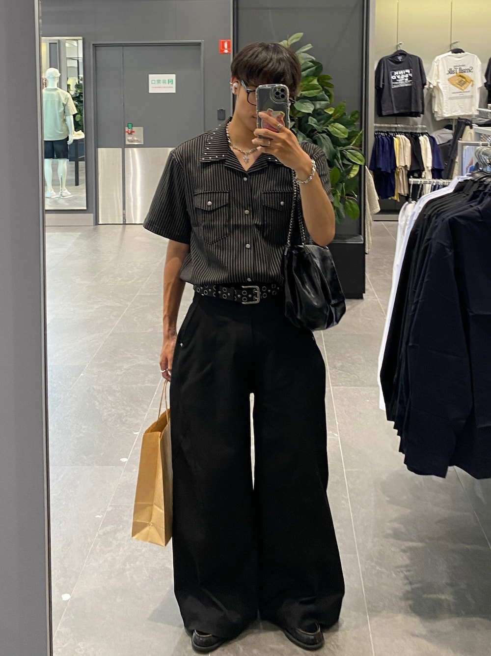 「夏ルックで気分アップ、今日のコーデ、お出かけコーデ、ブラックコーデ、夏服、革靴、半袖シャツ、スラックス、シルバーアクセサリー、スタッズ、オトナカジュアル、メンズファッション、anderhunk、camphorwood、HARUTA」｜「ANDER HUNKのStuds Design Stripe Open-Colour Shirt / スタッズデザインストライプオープンカラーシャツ（シャツ/ブラウス、ブラック系）」を使った、あっかーさん（メンズ・170cm）の夏コーディネートの1枚目の写真
