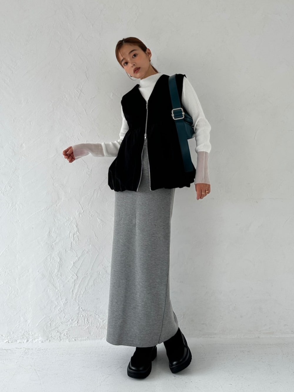 「タイトスカート、モノトーン、キレイめ、大人コーデ、ジレ、シンプルコーデ、秋コーデ、TRUNC88」｜「TRUNC 88のBalloon Combi Zip Tops（ベスト、ブラック系）」を使った、TRUNC 88さん（レディース・162cm）の秋コーディネートの1枚目の写真