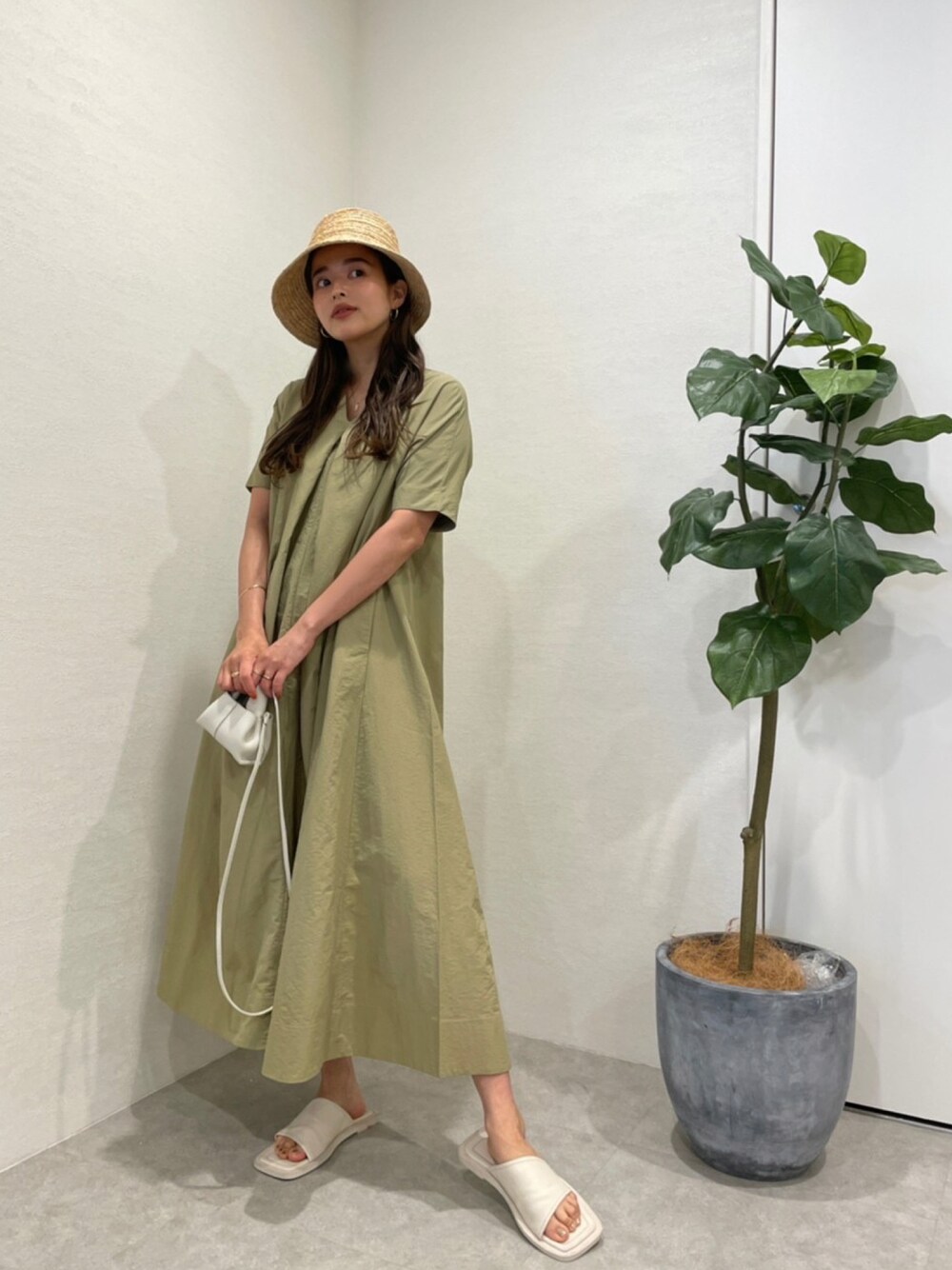 ベージュ系のワンピースを着用したレディースの春コーディネートの1枚目の写真